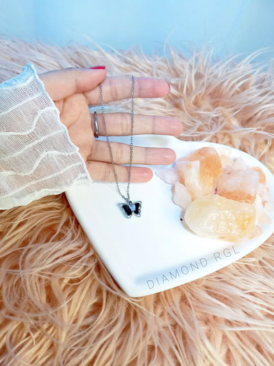 Cadena con dije mariposa.