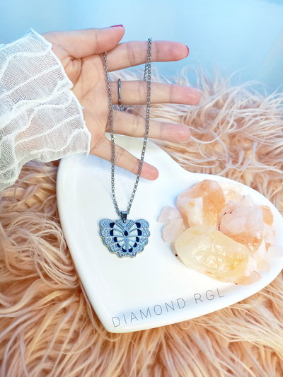 Cadena con dije mariposa esmaltado.