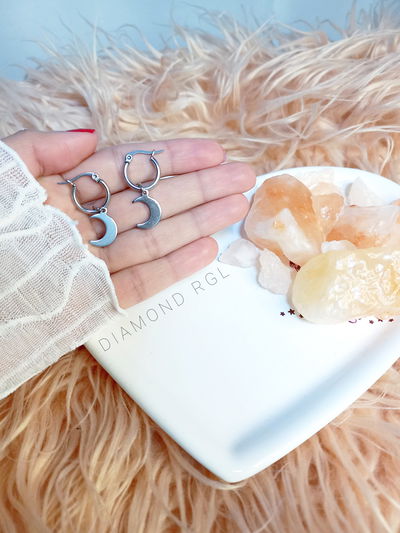 Aros argollas chicas con dije luna.