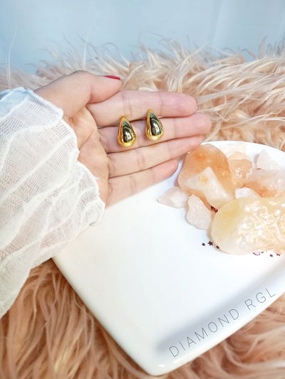 Aros gotas doradas chicas.