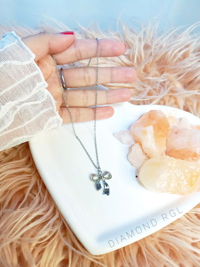 Cadena con dije moño.