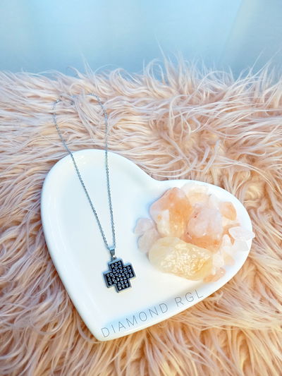 Cadena con dije cruz esmaltada.