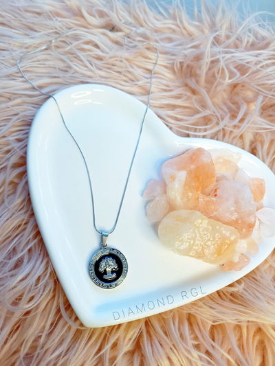 Cadena con dije árbol esmaltado.