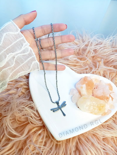 Cadena con dije libélula.