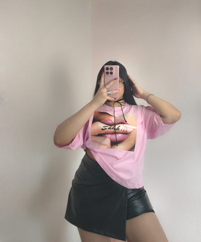 Remera boxy fit labios shhh