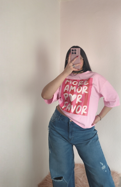 Remera boxy fit more amore por favor