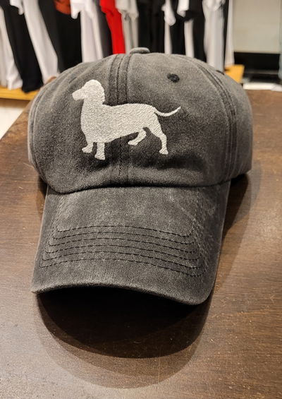 Gorra gabardina perro salchicha negro