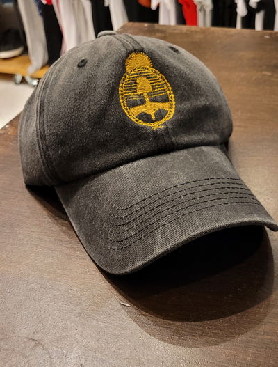 Gorra gabardina escudo nacional negro gastado