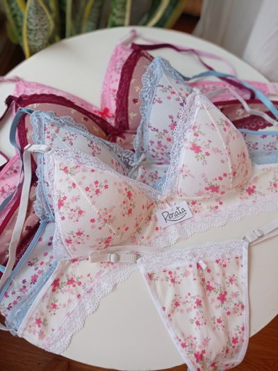 Conjunto Floreado con Puntilla Taza Soft con Base