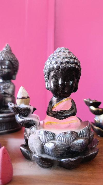 Buda sobre flor de loto