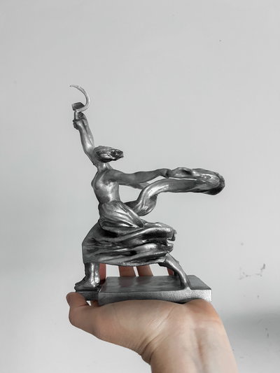 Escultura del Obrero y koljosiana (campesina)