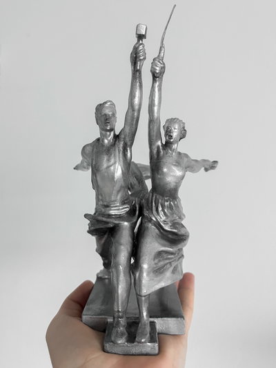 Escultura del Obrero y koljosiana (campesina)