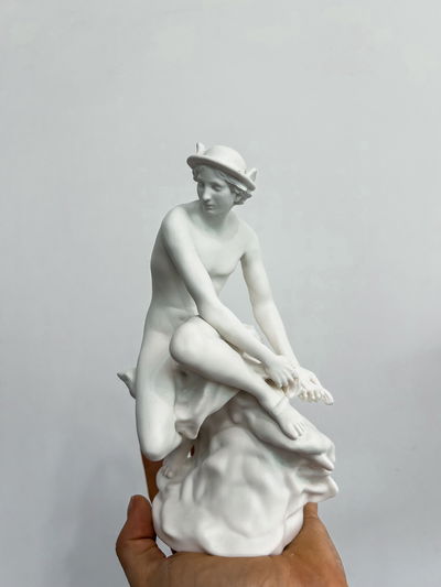 Hermes (Mercurio) ajustando sus alas