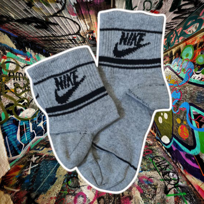 Nike gris con logo y rayas