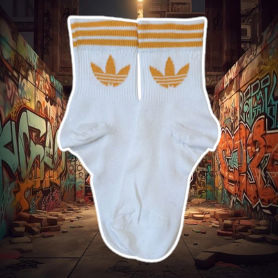 Adidas blanca con logo naranja