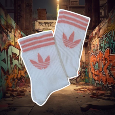 Adidas blanca con logo rosa