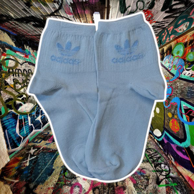 Adidas con logo celeste