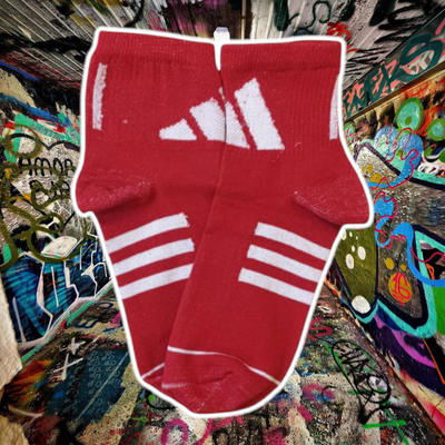 Adidas rojo con logo bloques