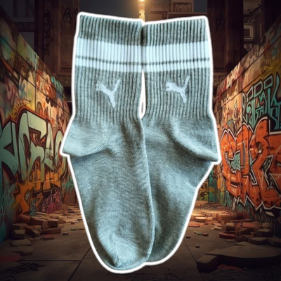 Puma gris con logo rayas blanco