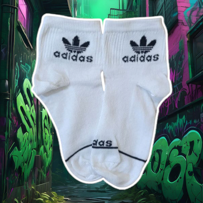 Adidas blanca con logo y letras
