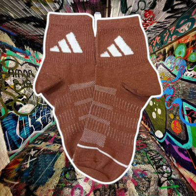 Adidas marron con logo bloque