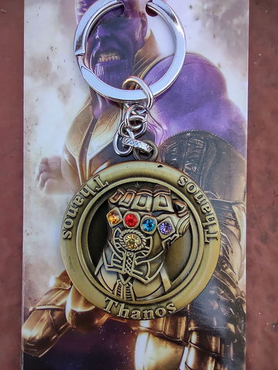 Guante Thanos giratorio