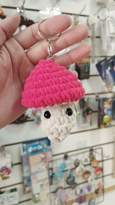 Llavero de hongo de crochet 