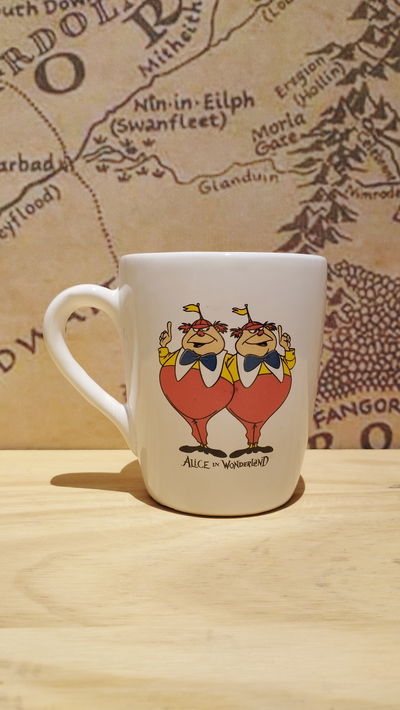 Taza de Alicia en el país de las maravillas 