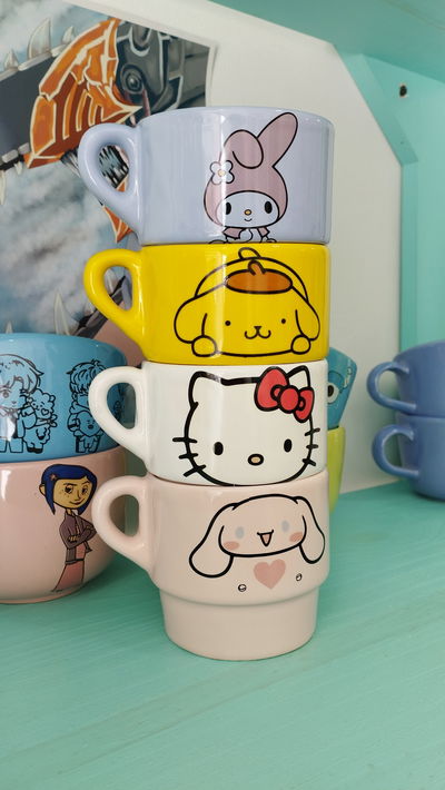 Torre de tazas de personajes de Sanrio