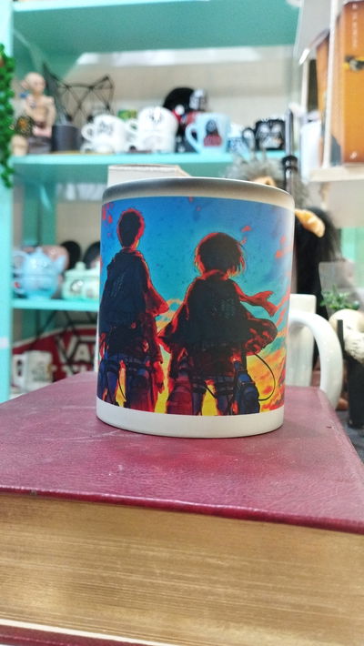Taza mágica de Attack On Titan 