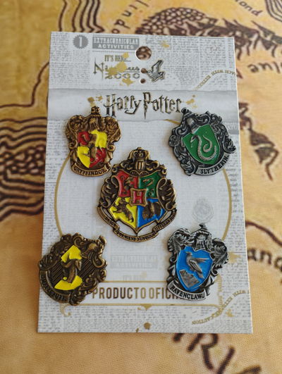 Pins de las casas de Hogwarts b- Se venden por unidad - Harry Potter