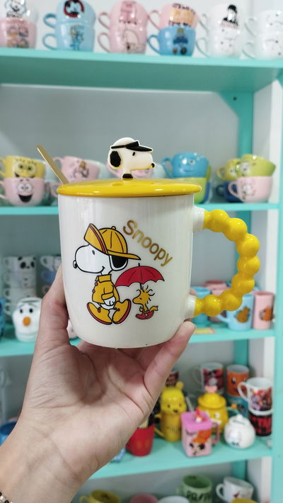 Taza de Snoopy con tapa 