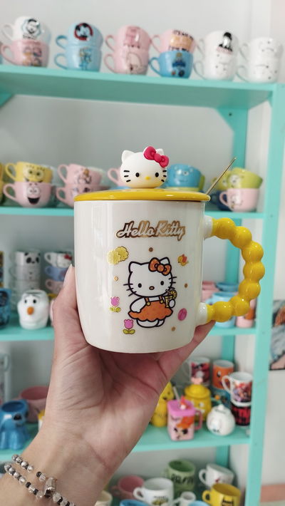 Taza de Hello Kitty con tapa 