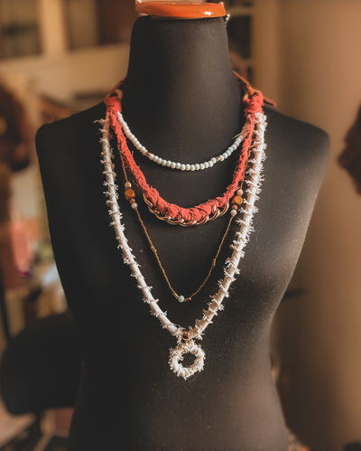 collar en capas
