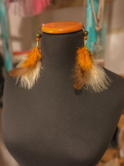 Aros plumas beige y naranja