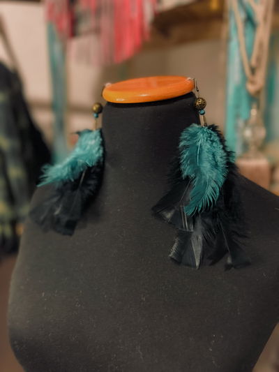 Aros plumas negras y turquesa