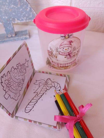 Balde + mini lápices de colores + mini librito para colorear 