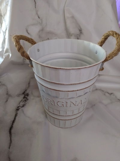 Balde de metal decorativo