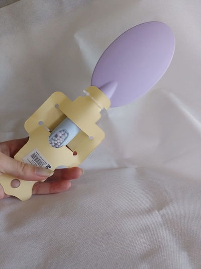 Cepillo con burbujas en el mango 