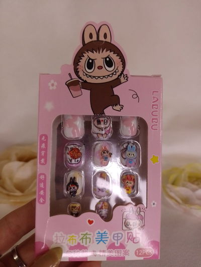 Uñas postizas Labubu 