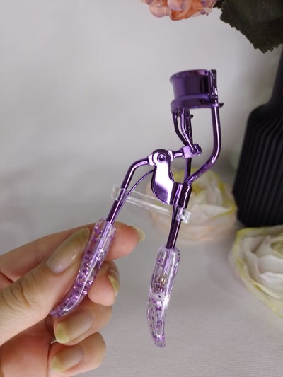 Arqueador de pestañas con glitter