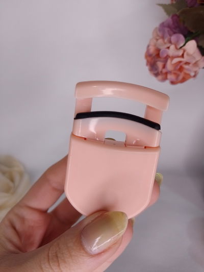 Arqueador de pestañas portátil 