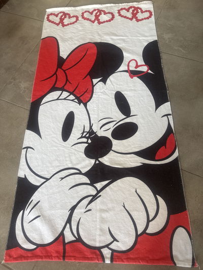 TOALLON ANIMADO MINNIE MICKEY CORAZONES 73x150