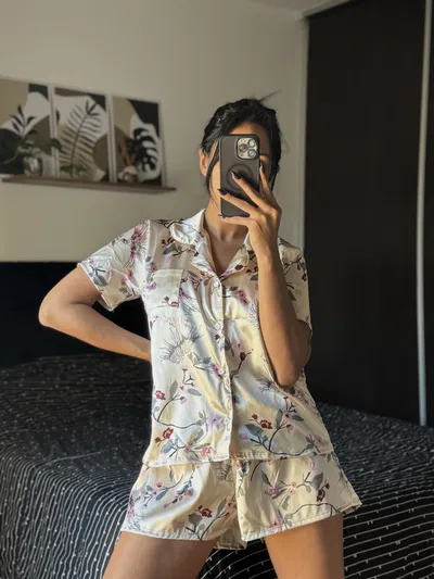 CAMISERO CORTO SATÉN ADULTO BEIGE FLORES