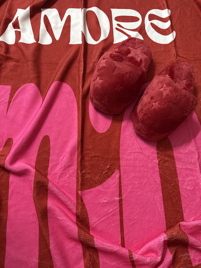 Set Manta Soft Premium + Pantuflas a Juego AMORE PASIÓN (Diseños Exclusivos PC)