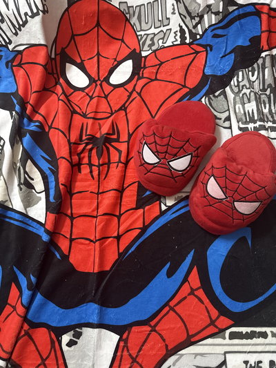 Set Manta Soft Premium + Pantuflas a Juego HOMBRE ARAÑA (Diseños Exclusivos PC)