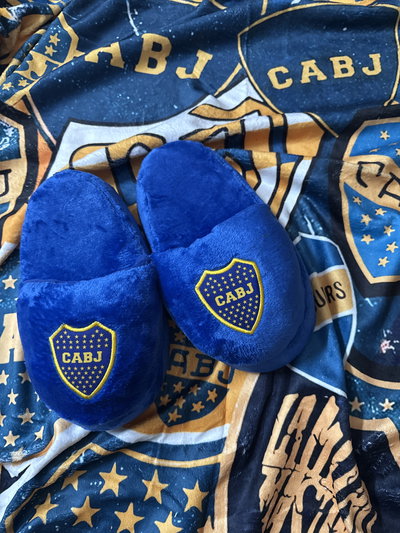 Set Manta Soft Premium + Pantuflas a Juego BOCA  (Diseños Exclusivos PC)