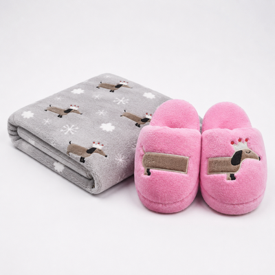Set Manta Soft Premium + Pantuflas a Juego PERRITO SALCHICHA (Diseños Exclusivos PC)