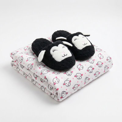 Set Manta Soft Premium + Pantuflas a Juego OVEJITA NEGRA(Diseños Exclusivos PC)