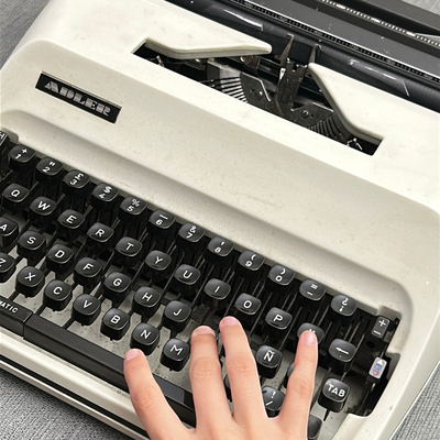 Máquina antigua de escribir Adler 
